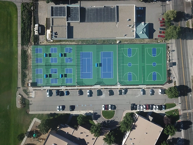 Sơn 7 lớp sân tennis-pickleball với Sơn có 10% hạt cao su NovaSports USA trên nền nhựa mới